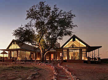 Otjimbondona Kalahari Lodge: Das Haupthaus bei Sonnenuntergang