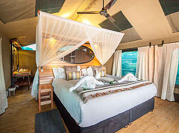 Rra Dinare Camp: Doppelbett mit Durchblick zum Bad