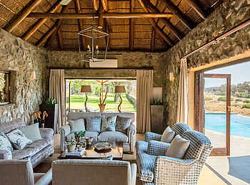 The Last Word Kitara Lodge: Die Pool Lounge The Last Word Kitara Lodge: Die Pool Lounge