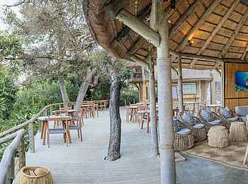 Thonga Beach Lodge: Bar und Restaurant im Grünen Thonga Beach Lodge: Bar und Restaurant im Grünen