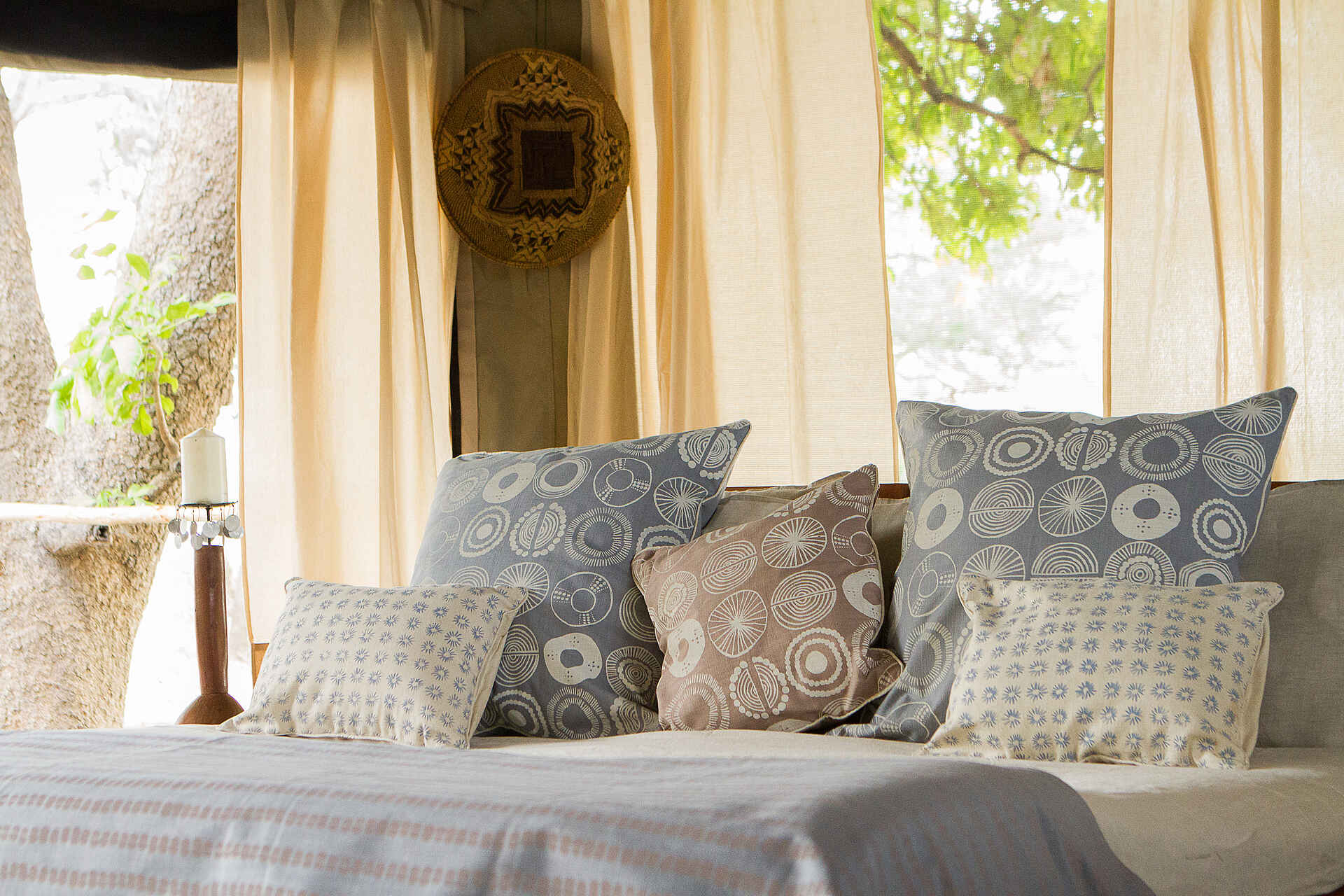 Kafunta Safaris, Kapamba River, Luangwa River, Lusangazi River, Sambia, South Luangwa, Three Rivers Camp, Doppelbett, Gästeunterkunft, Gästezelt, Große Fenster, Kissen, Afrikarma, Afrikarma Safaris, Afrikarma Safaris – Wildnis. Hautnah., afrikarma.de, South Luangwa National Park