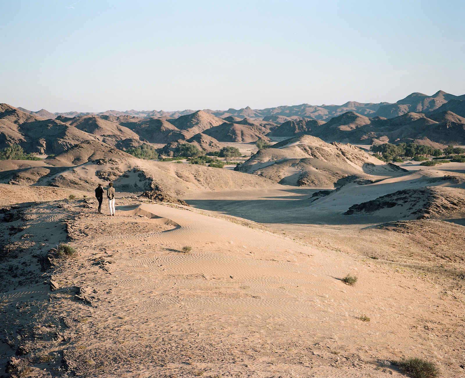 Hoanib Valley Camp: Sundowner über dem Flusstal Hoanib Valley Camp: Sundowner über dem Flusstal