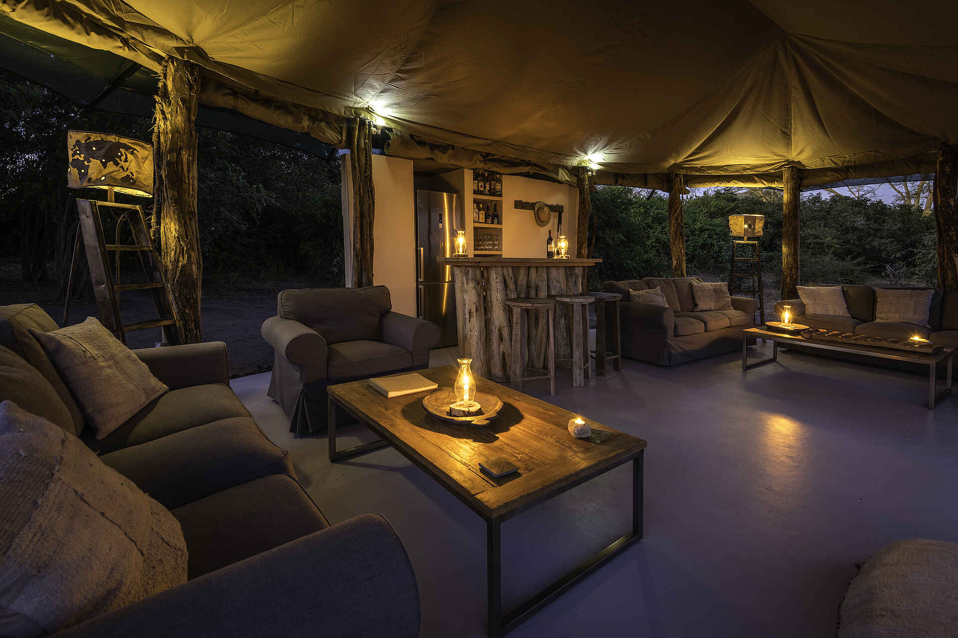 Kuthengo Camp: Beleuchtung in der Lounge Kuthengo Camp, Liwonde National Park, Robin Pope Safaris, Shire River, Loungezelt, Sessel, Afrikarma, Afrikarma Safaris, Afrikarma Safaris - Wildnis. Hautnah., Afrikarma.de