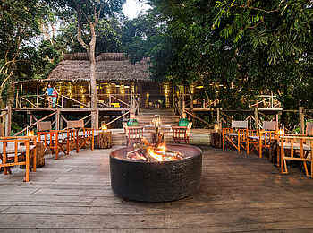 Ngaga Camp: Die Feuerstelle mit Hauptlodge