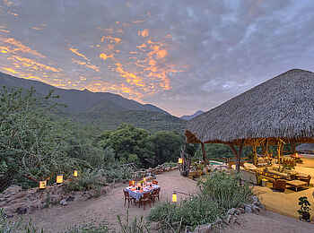 Sarara Tree: Hauptgebäude bei Sonnenuntergang Sarara Tree: Hauptgebäude bei Sonnenuntergang