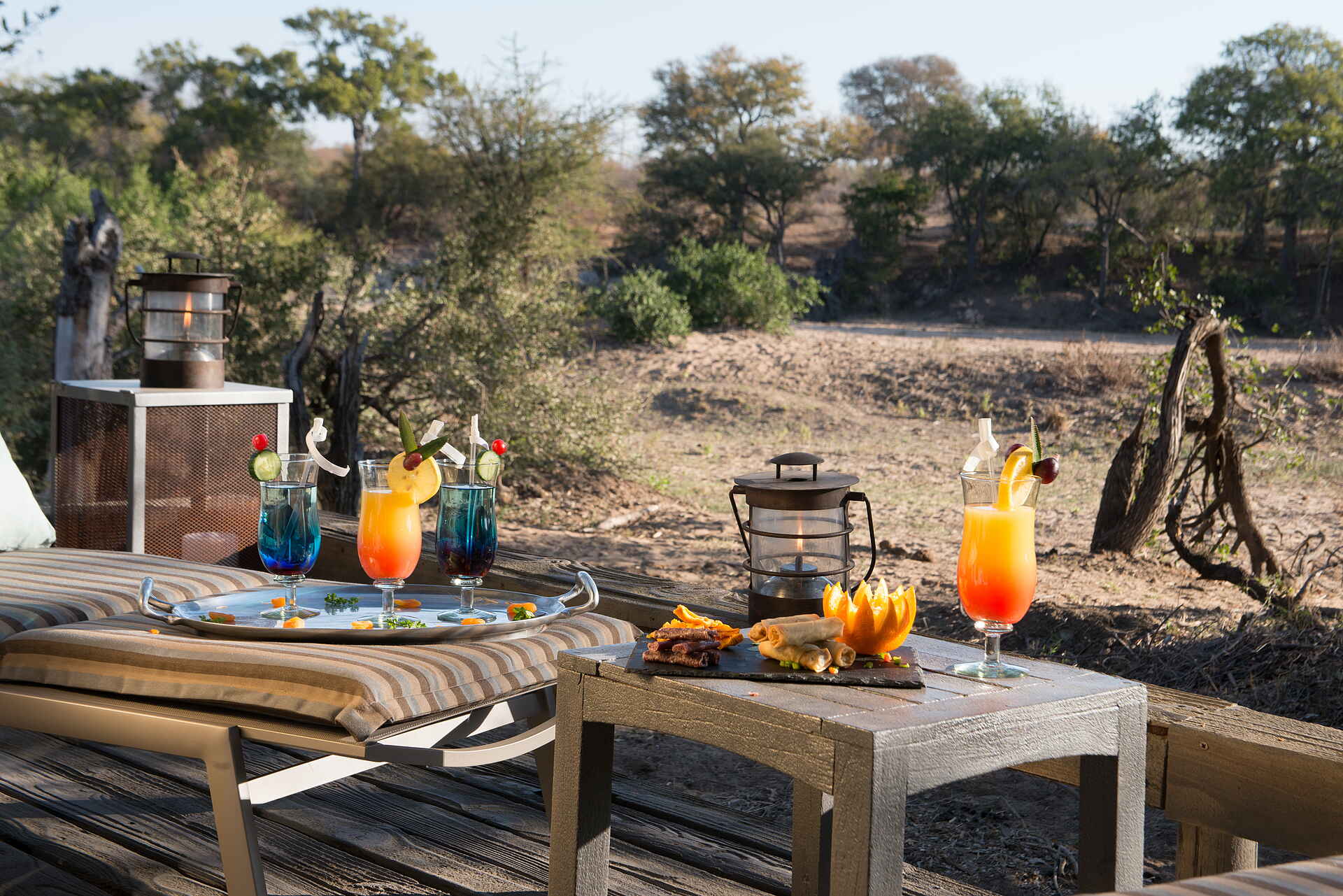 Simbavati River Lodge: Cocktails und Snacks auf der Terrasse Krüger Nationalpark, Safari, Simbavati River Lodge, Timbavati Game Reserve, Terrasse