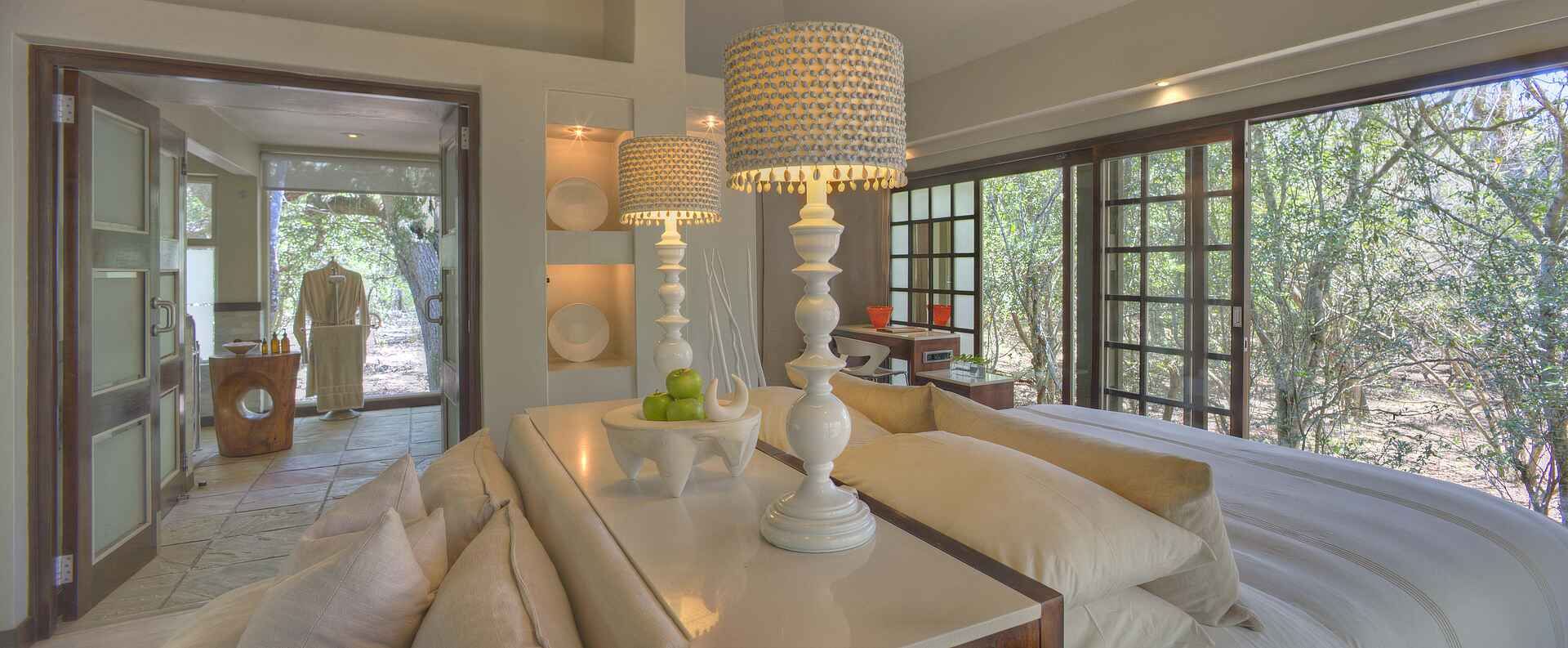 &Beyond, &Beyond Phinda Forest Lodge, &Beyond Phinda Game Reserve, Forest Lodge, iSimangaliso Wetland Park, Phinda, Phinda Forest, Phinda Game Reserve, Phinda Private Game Reserve, Südafrika, Ausstattung, Dekoration, Einrichtung, Gästeunterkünfte, Inneneinrichtung, Suite, Unterkunft, Zimmer, Ausblick, Aussicht, Bad, Bett, Doppelbett, Fenster, Afrikarma, Afrikarma Safaris, Afrikarma Safaris - Wildnis. Hautnah., Afrikarma.de