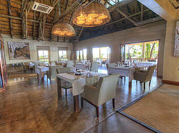 Divava Okavango Lodge and Spa: Das Restaurant Divava Okavango Lodge and Spa: Das Restaurant