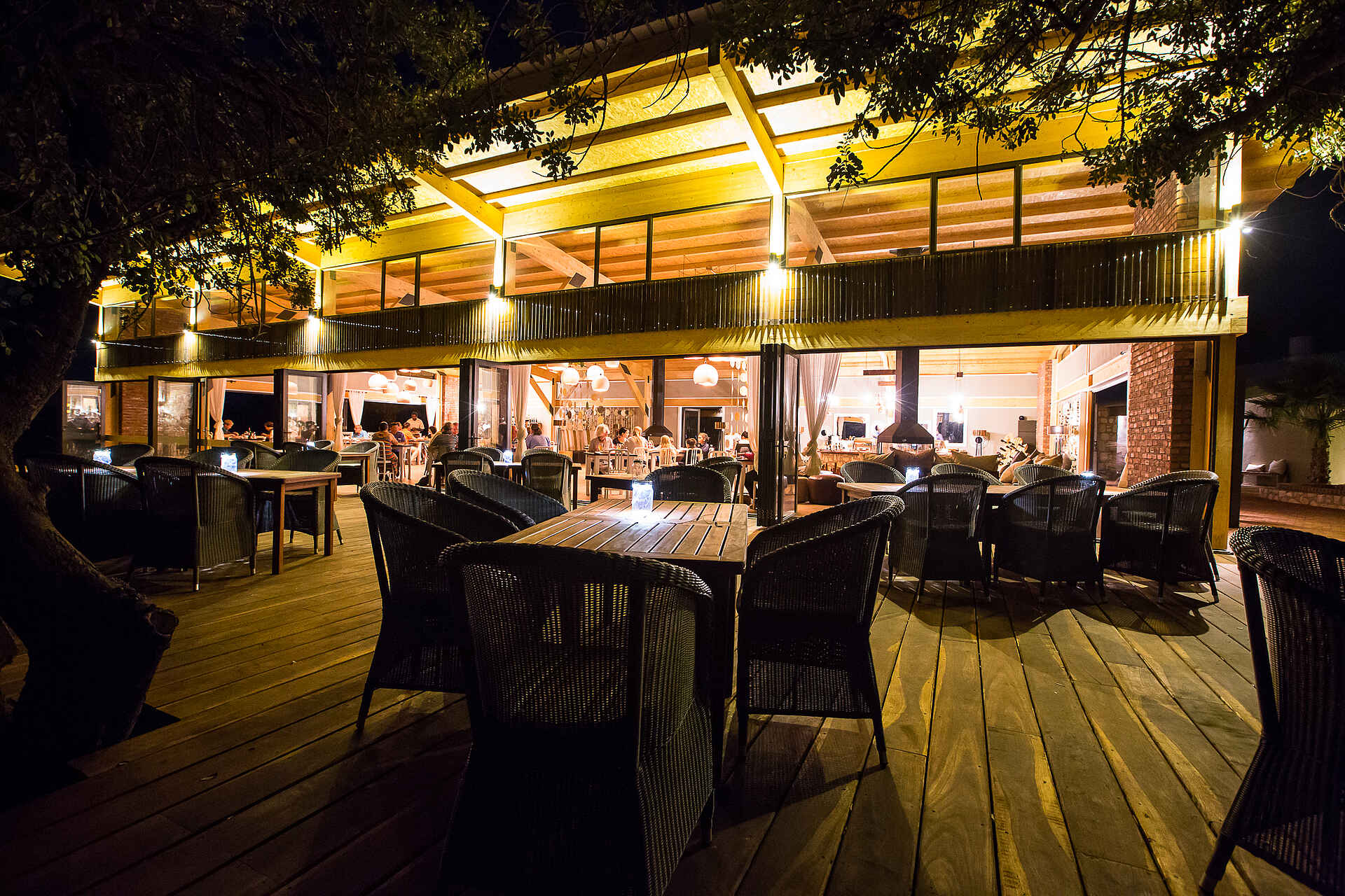 Kalahari Anib Lodge: Esstische bei Nacht Anib lodge, Gondwana Collection, Kalahari, Kalahari Anib Lodge, Mariental, Namibia, Abend, Außenanlage, Esstisch, Lodge, Möbel, Nachthimmel, Tische, Afrikarma, Afrikarma Safaris, Afrikarma Safaris - Wildnis. Hautnah., Afrikarma.de