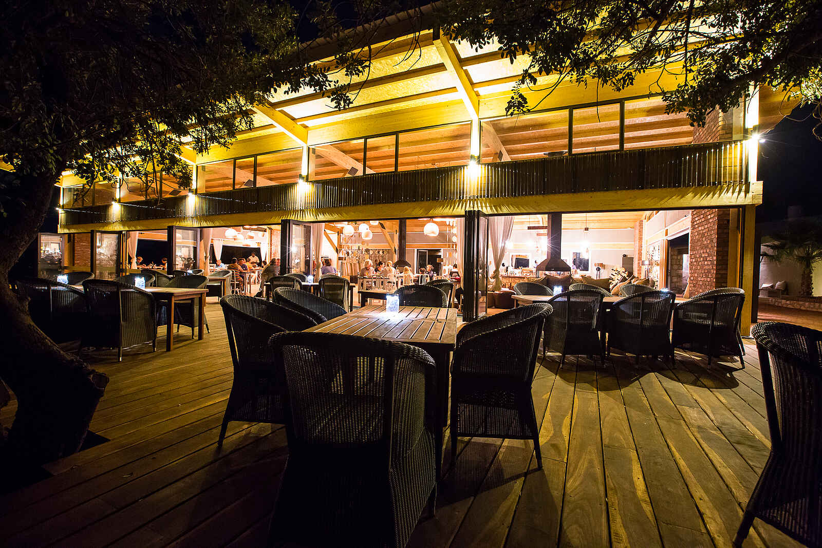 Kalahari Anib Lodge: Esstische bei Nacht Kalahari Anib Lodge: Esstische bei Nacht