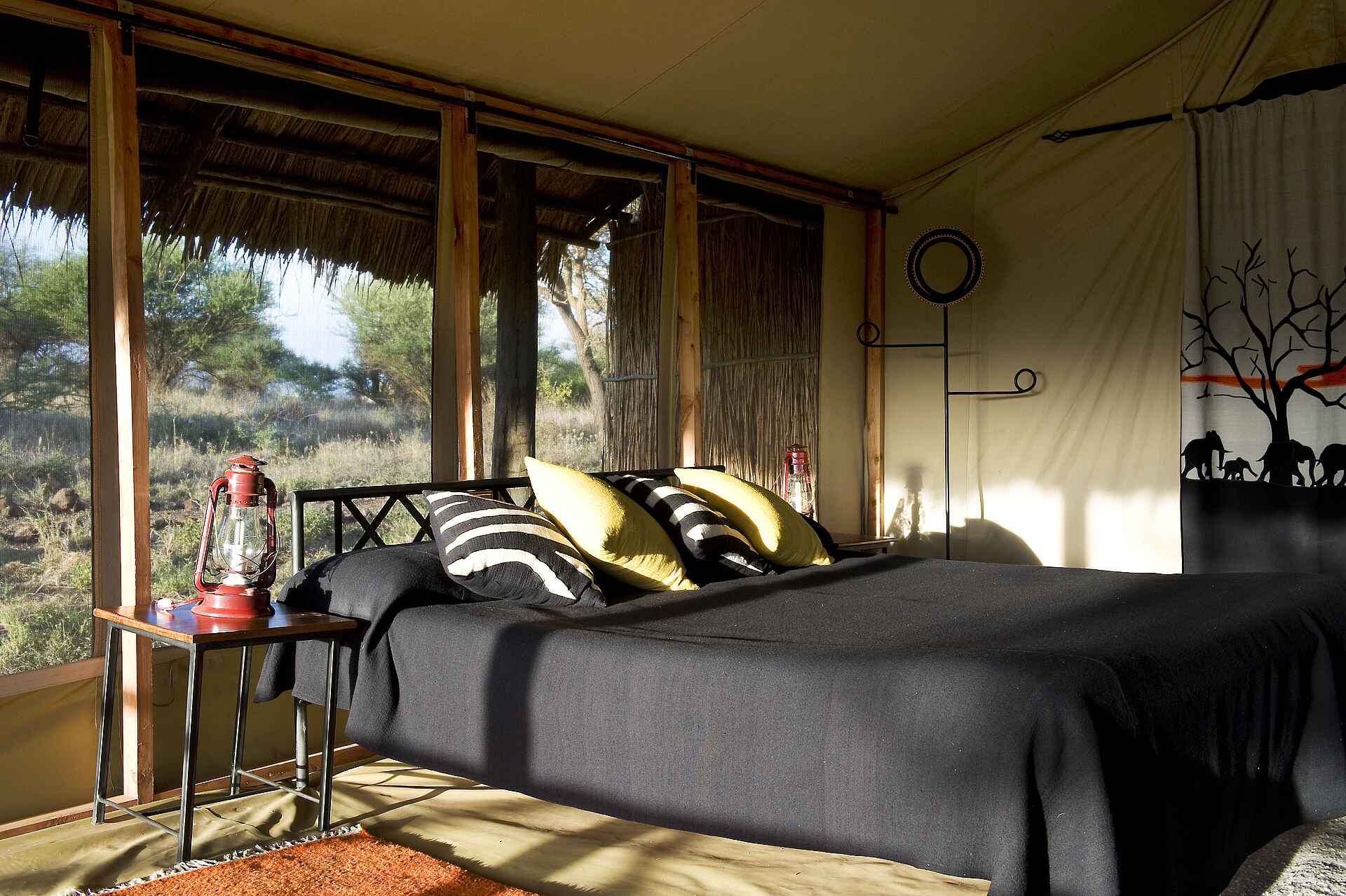 Doppelbett, Schlafzimmer, Wohnbeispiel, Kambi ya Tembo, Kilimanjaro, Afrikarma, Afrikarma Safaris, Afrikarma Safaris - Wildnis. Hautnah., Afrikarma.de, Tanganyika Wilderness