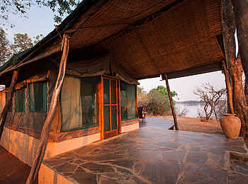 Kasaka River Lodge: Gästezelt auf Steinplattform Kasaka River Lodge: Gästezelt auf Steinplattform