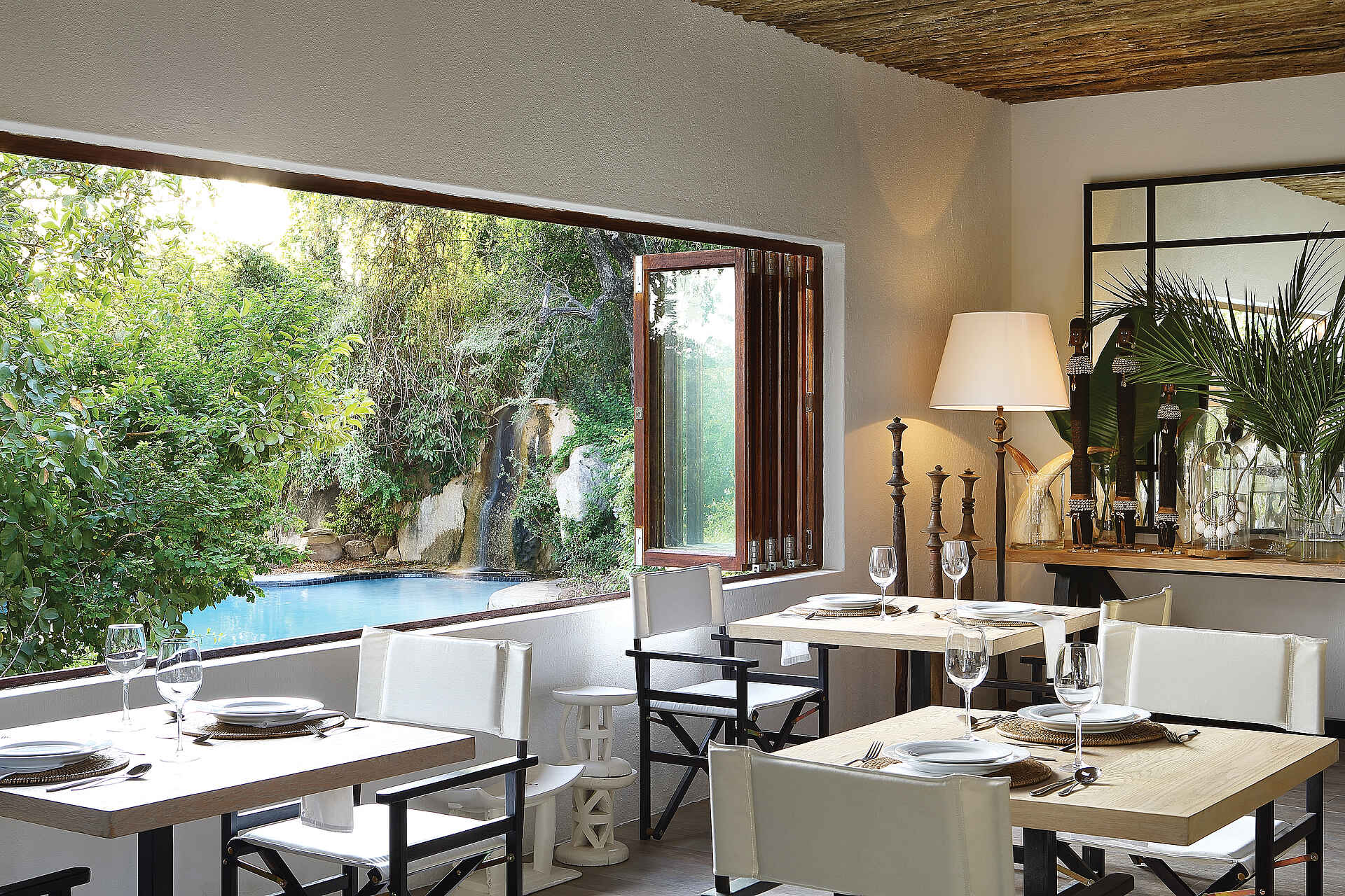 Fotosafari, Krüger Nationalpark, Londolozi, Londolozi Game Reserve, Londolozi Tree Camp, Luxus, Natur, Sabi Sands, Sabi Sands Game Reserve, Sabie, Tree Camp, Ambient, Architektur, Einrichtung, Esstisch, Möbel, Pool, Stimmung, Afrikarma, Afrikarma Safaris, Afrikarma Safaris - Wildnis. Hautnah., Afrikarma.de