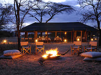 Olakira Migration Camp: Lagerfeuer vor dem Gemeinschaftszelt