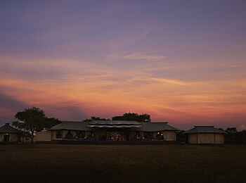 Singita Sabora Tented Camp: Das Camp in der Dämmerung