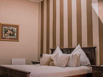 Voigtland Guesthouse: Ein Doppelbett mit großem Dachfenster