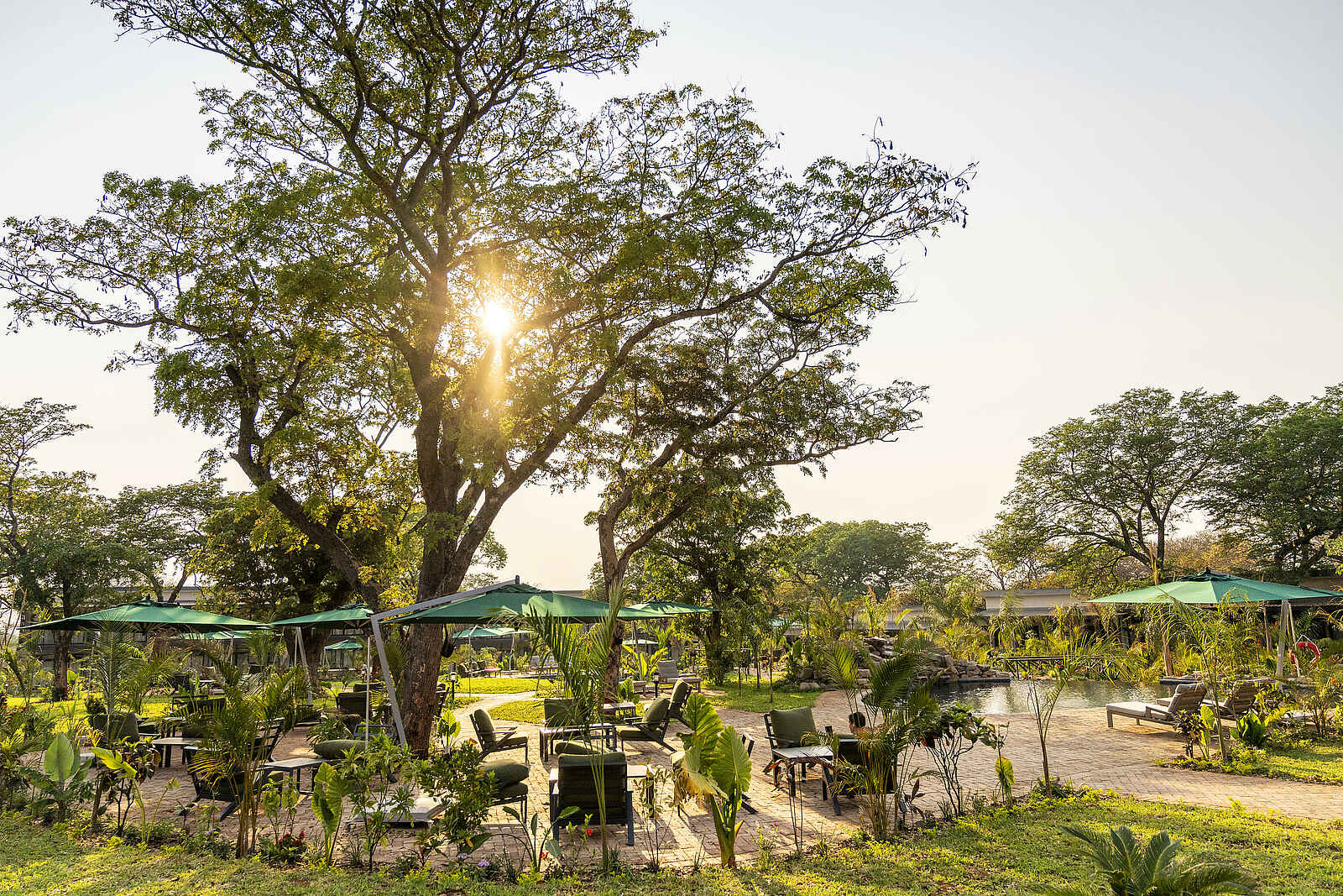 Waterfalls Lodge: Im Garten Waterfalls Lodge: Im Garten