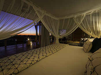 Kwetsani Camp: Kingsizebett mit Moskitonetz Kwetsani Camp: Kingsizebett mit Moskitonetz