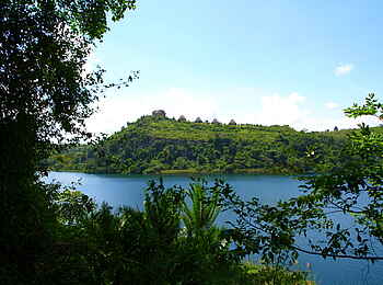 Kyaninga Lodge: Lage über dem Kratersee Kyaninga Lodge: Lage über dem Kratersee