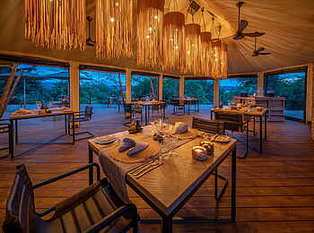 Magashi Camp: Im Restaurant sind die Tische eingedeckt