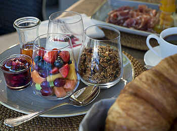 Stanley and Livingstone Boutique Hotel: Frühstücksteller mit Früchten und Müsli Stanley and Livingstone Boutique Hotel: Frühstücksteller mit Früchten und Müsli