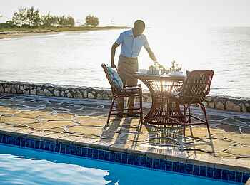 Anantara Medjumbe Island Resort: Tisch am Pool