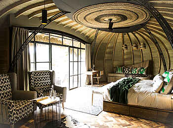 Bisate Lodge: Schlafbereich mit Blick auf den eigenen Balkon Bisate Lodge: Schlafbereich mit Blick auf den eigenen Balkon