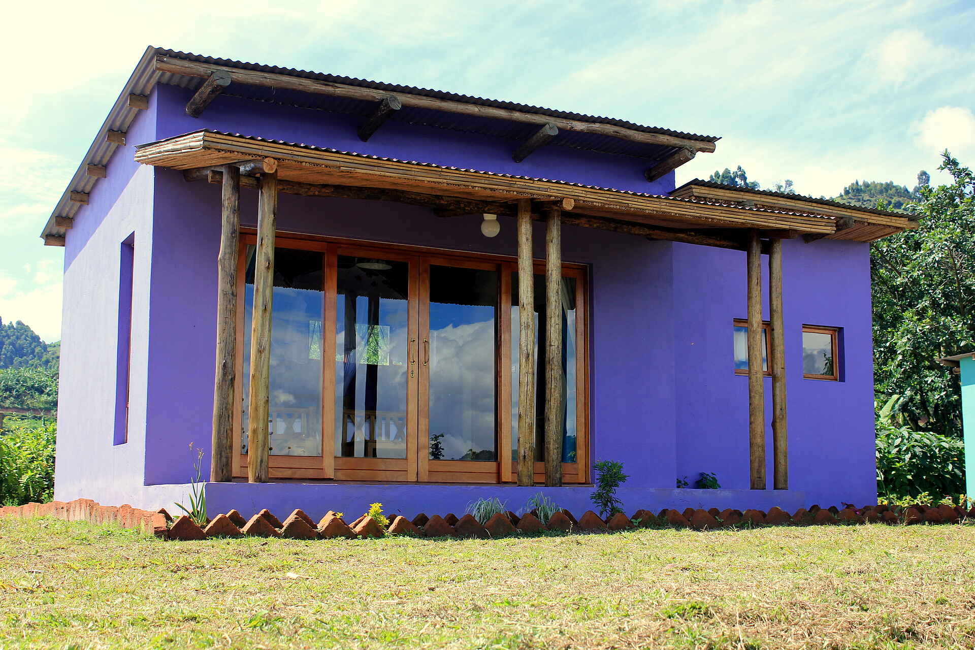 Bwindi Impenetrable Forest, Chameleon Hills Lodge, Gorilla tracking, Lake Mutanda, Außenansicht, Gästechalet, Afrikarma, Afrikarma Safaris, Afrikarma Safaris - Wildnis. Hautnah., Afrikarma.de