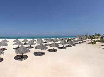 Gold Zanzibar Beach House & Spa: Der Strand mit Sonnenschirmen