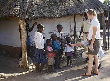 Islands of Siankaba: Beesuch in der Schule Islands of Siankaba: Beesuch in der Schule