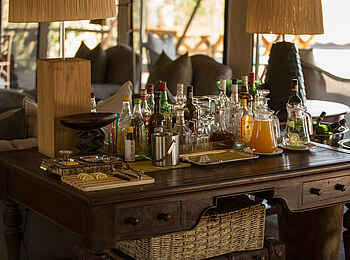 Little Machaba Camp: Eine kleine Gästebar in der zentralen Lounge