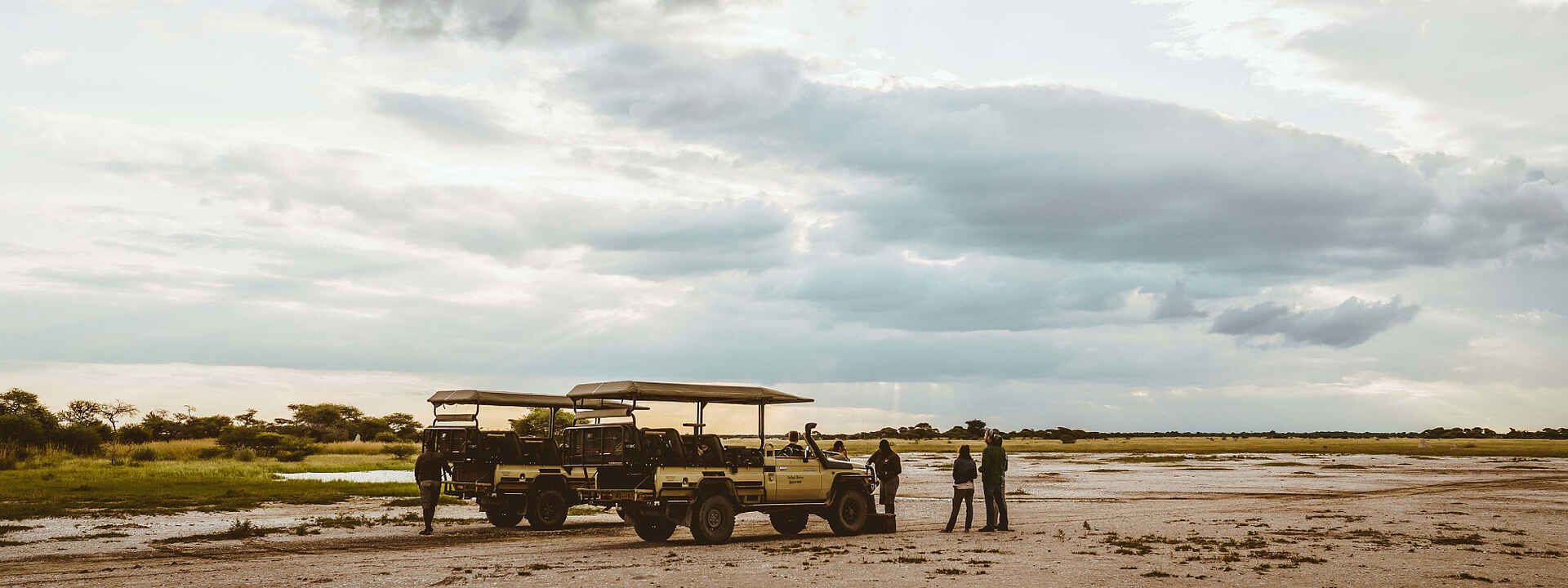Migration Expeditions Camp: Unterwegs auf Pirschfahrt Unterwegs auf Pirschfahrt mit einem Geländewagen des Migration Expeditions Camp