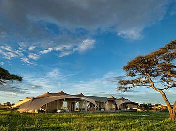 Namiri Plains Camp: Außenansicht Exklusives Retreat Camp  Namiri Plains Camp: Außenansicht Exklusives Retreat Camp