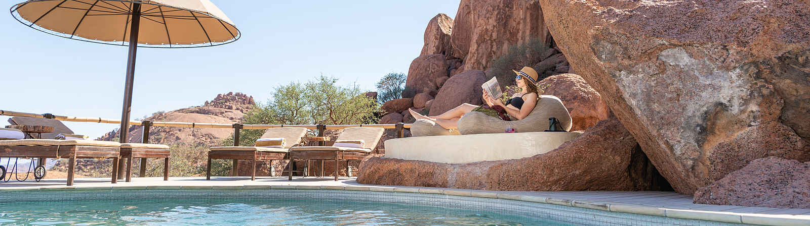 Onduli Ridge Camp: Sonnenliegen am Pool Onduli Ridge Camp: Sonnenliegen am Pool