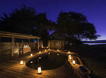 Ruckomechi Camp: Pool bei Nacht Ruckomechi Camp: Pool bei Nacht