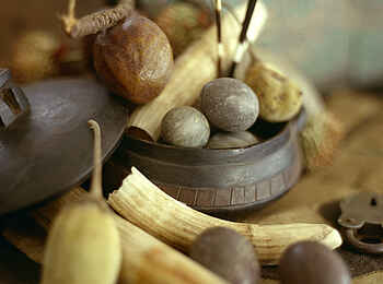 Sausage Tree Camp: Deko mit Nilpferdzähnen und Früchten