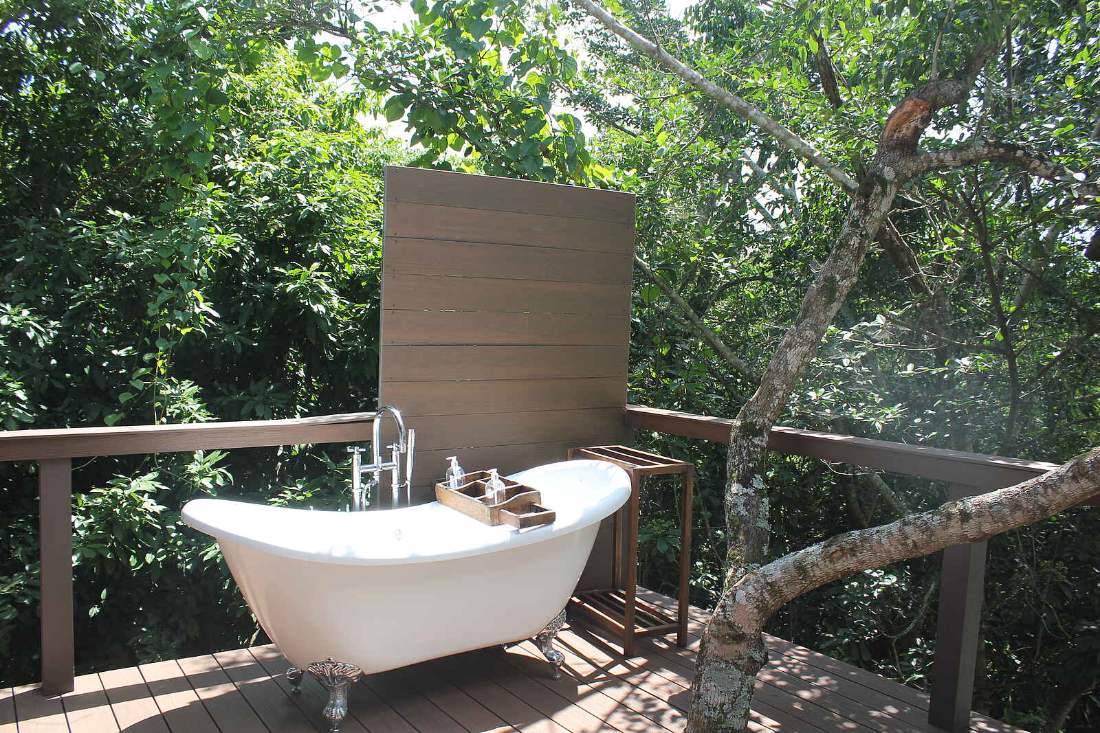 Lemala Wildwaters Lodge: Gästezimmer Außenbadewanne Lemala Wildwaters Lodge: Gästezimmer Außenbadewanne