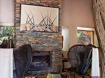 Madikwe Hills Private Game Lodge: Kamin in der Lounge