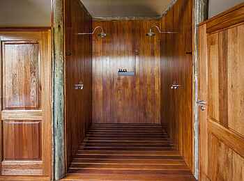 Amber River Camp: Offen gestaltete Dusche Amber River Camp: Offen gestaltete Dusche