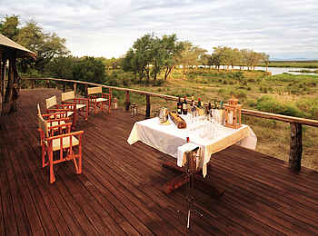 Anabezi Luxury Tented Camp: Hauptdeck