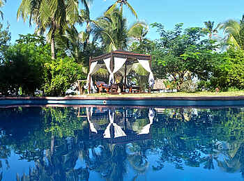 Anna of Zanzibar: Pool und Garten