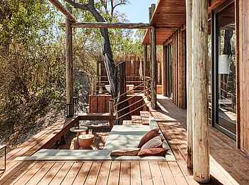 Baines Lodge: Die Terrasse mit eingelassener Lounge Baines Lodge: Die Terrasse mit eingelassener Lounge