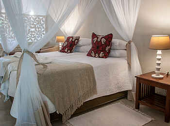 Bayete Guest Lodge: Doppelbett mit Nachttisch