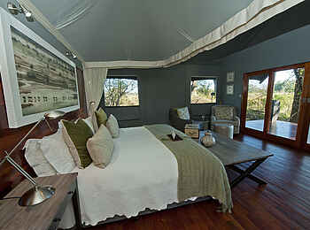 Chitabe Lediba: Ausblick vom Doppelbett auf die Veranda