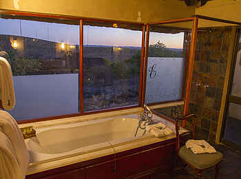 Epacha Game Lodge and Spa: Badewanne und Dusche im Badezimmer der Chalets