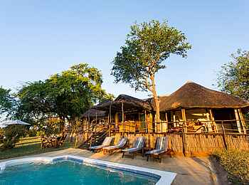 Kasaka River Lodge: Liegestühle am Pool des Hippo Pod Kasaka River Lodge: Liegestühle am Pool des Hippo Pod