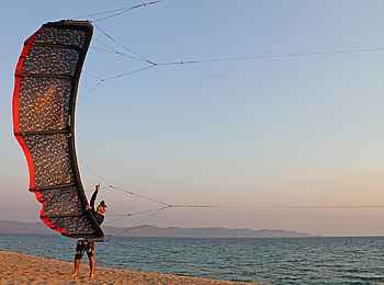 Kaya Mawa: Vorbereitungen für ein Kite-Surfing-Tour