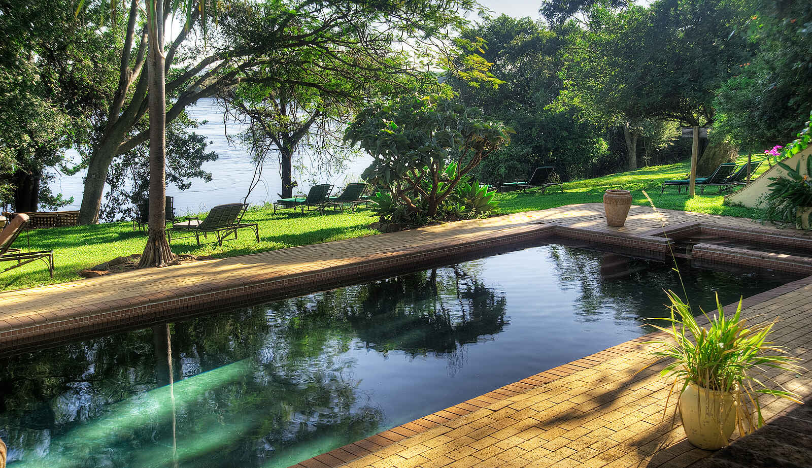 Kubu Lodge: Pool mit Blick au den Chobe Kubu Lodge: Pool mit Blick au den Chobe