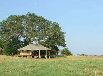 Mukambi Busanga Plains Camp: Blick auf das Haupthaus Mukambi Busanga Plains Camp: Blick auf das Haupthaus