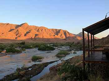 Okahirongo River Camp: Deck mit Blick auf den Kunene Okahirongo River Camp: Deck mit Blick auf den Kunene